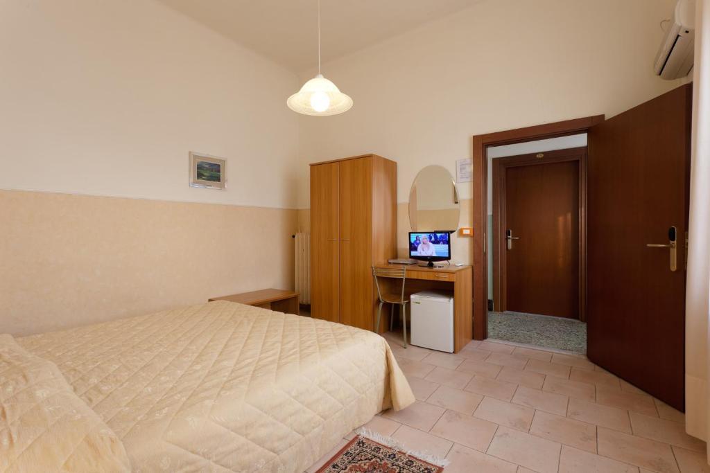 Parking Hotel Giardino Livorno Pokoj fotografie