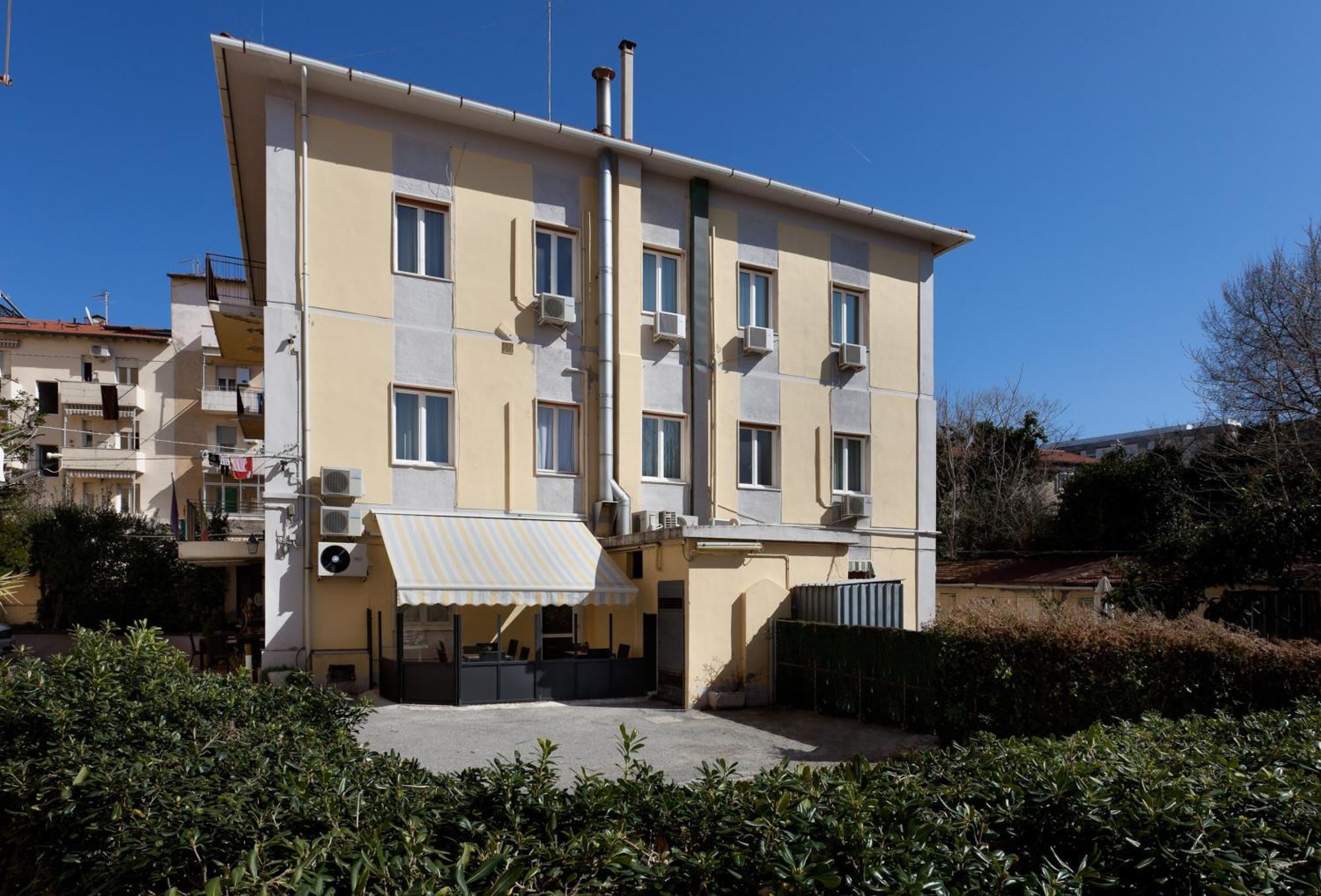 Parking Hotel Giardino Livorno Exteriér fotografie