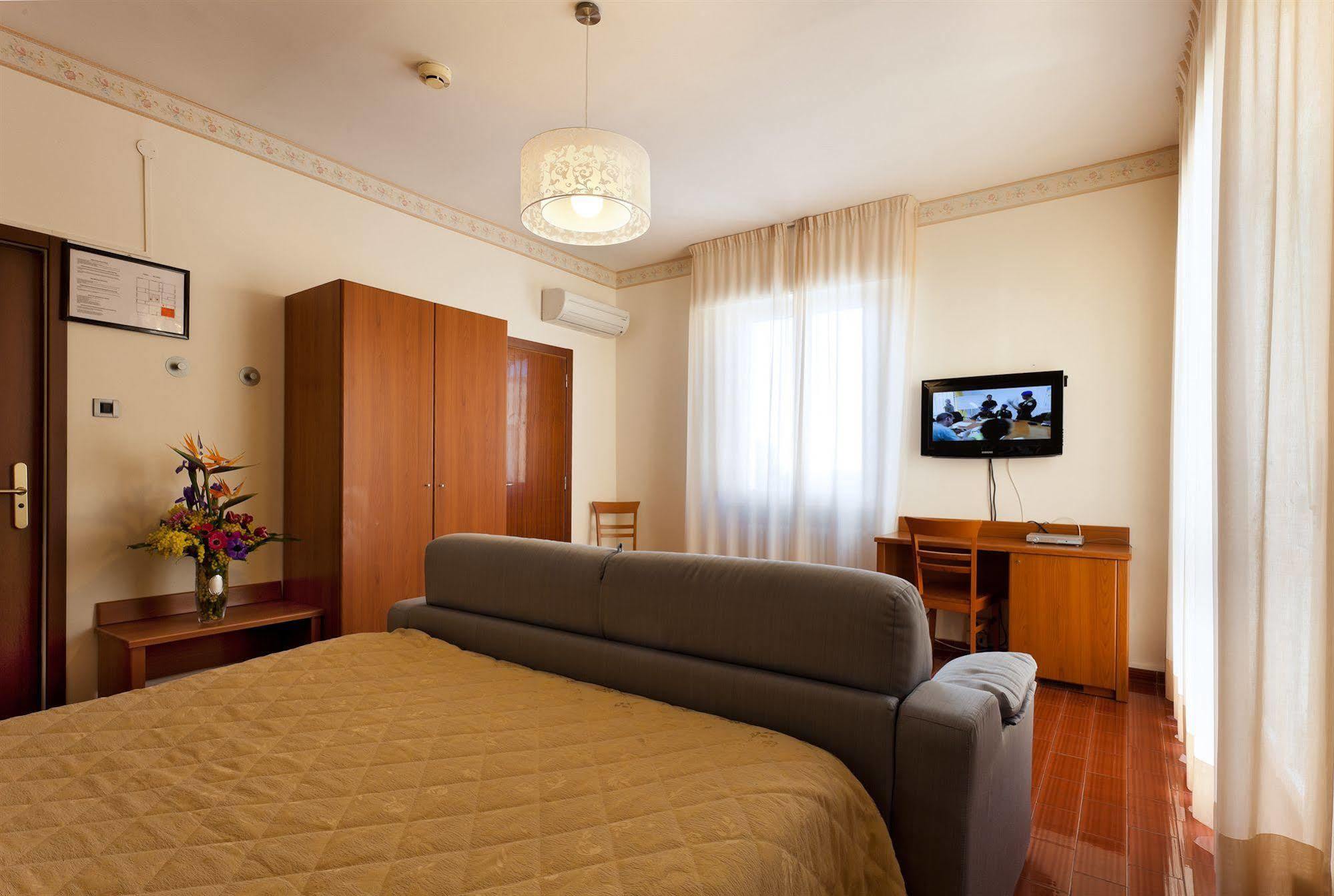 Parking Hotel Giardino Livorno Exteriér fotografie