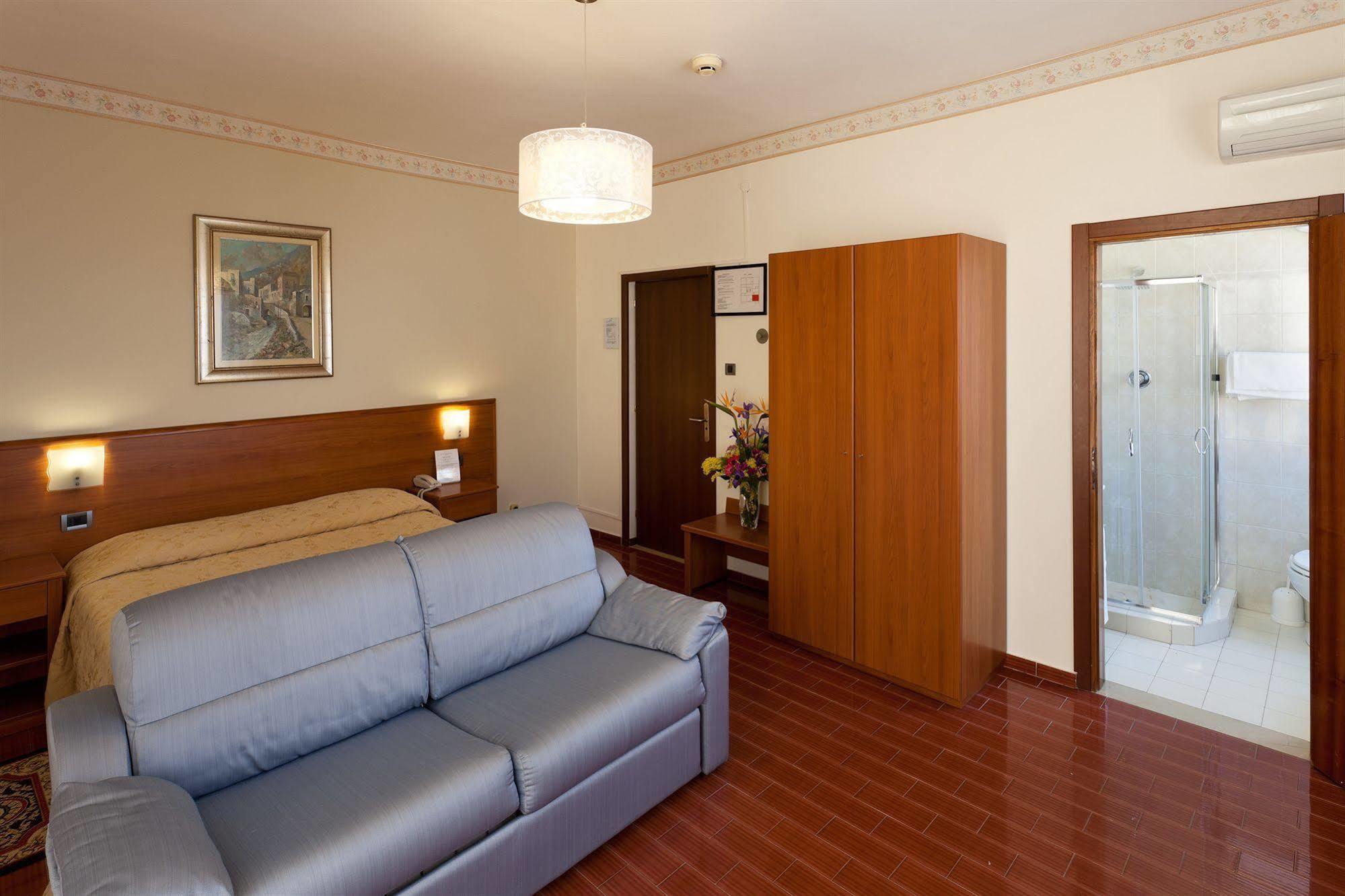 Parking Hotel Giardino Livorno Exteriér fotografie